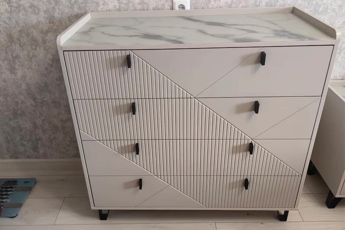 Комод Кашемир 4 ящ. (Кашемир/Сантьяго/Стекло матовое с фотопечатью)