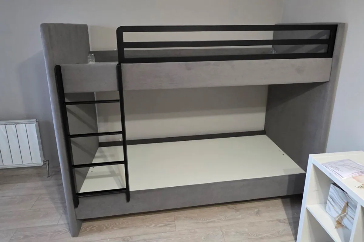 Кровать двухъярусная с мягкой обивкой Дарси (Велюр/Светло-серый)